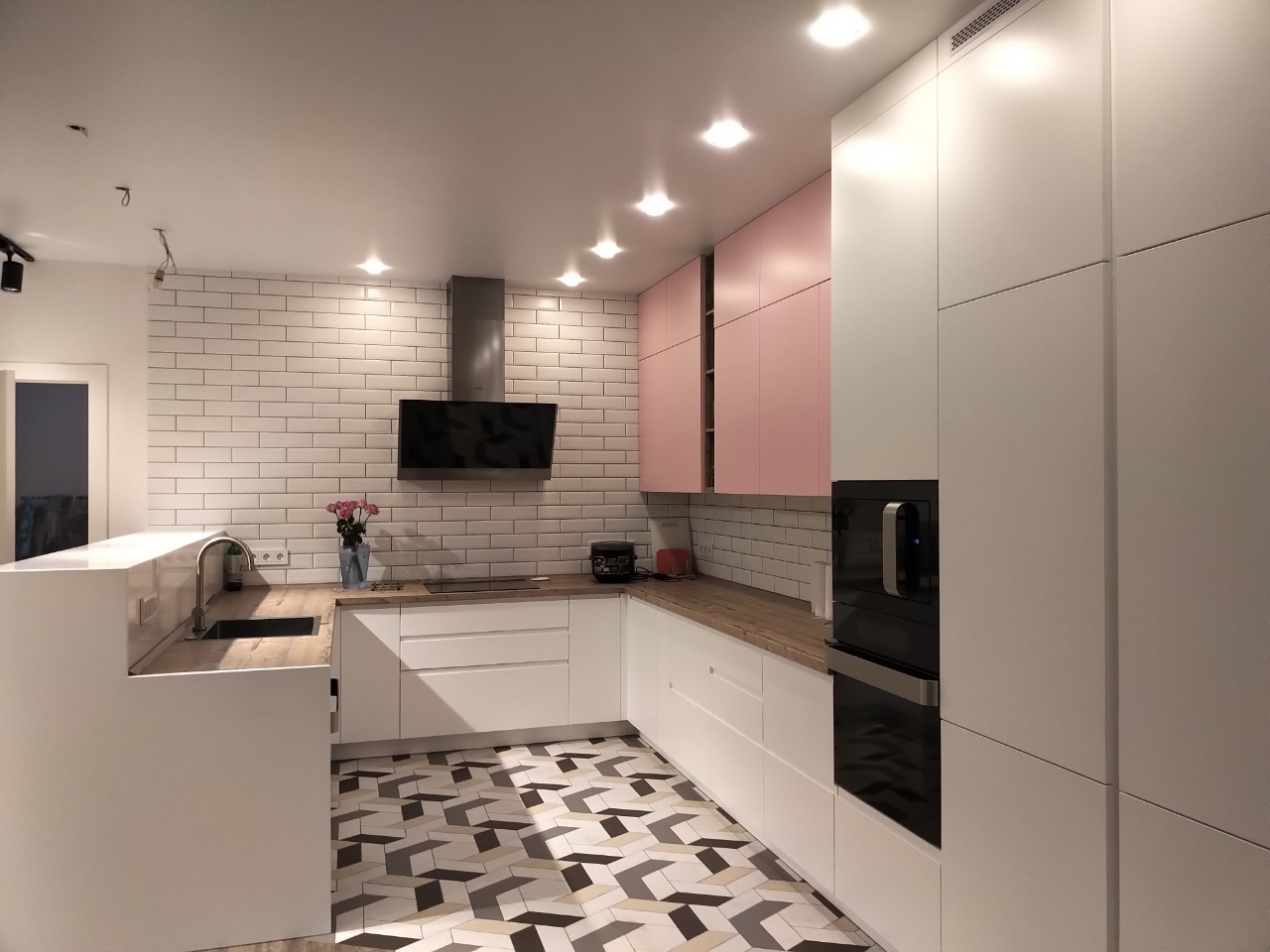 кухня белое с рзовым