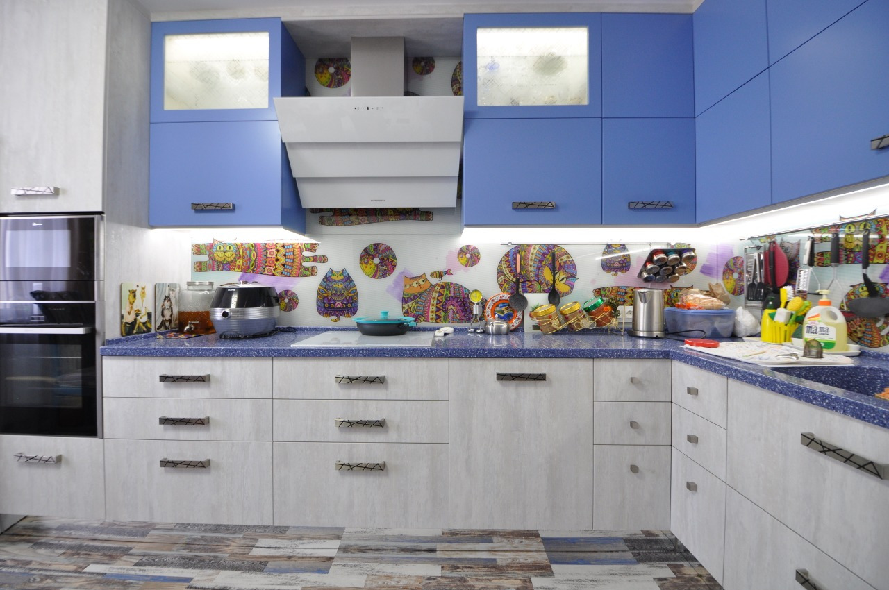 сереневая кухня с белым