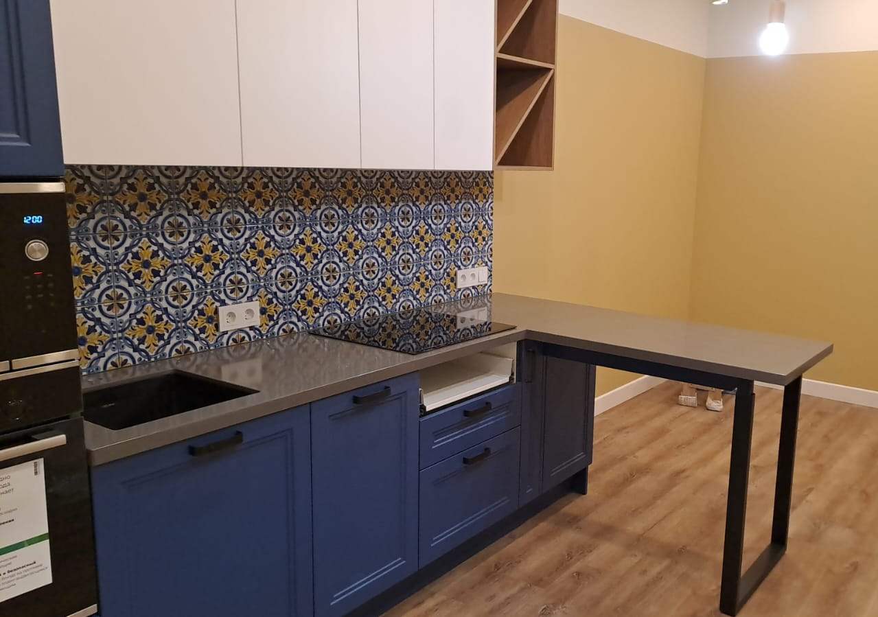 кухня сине белая