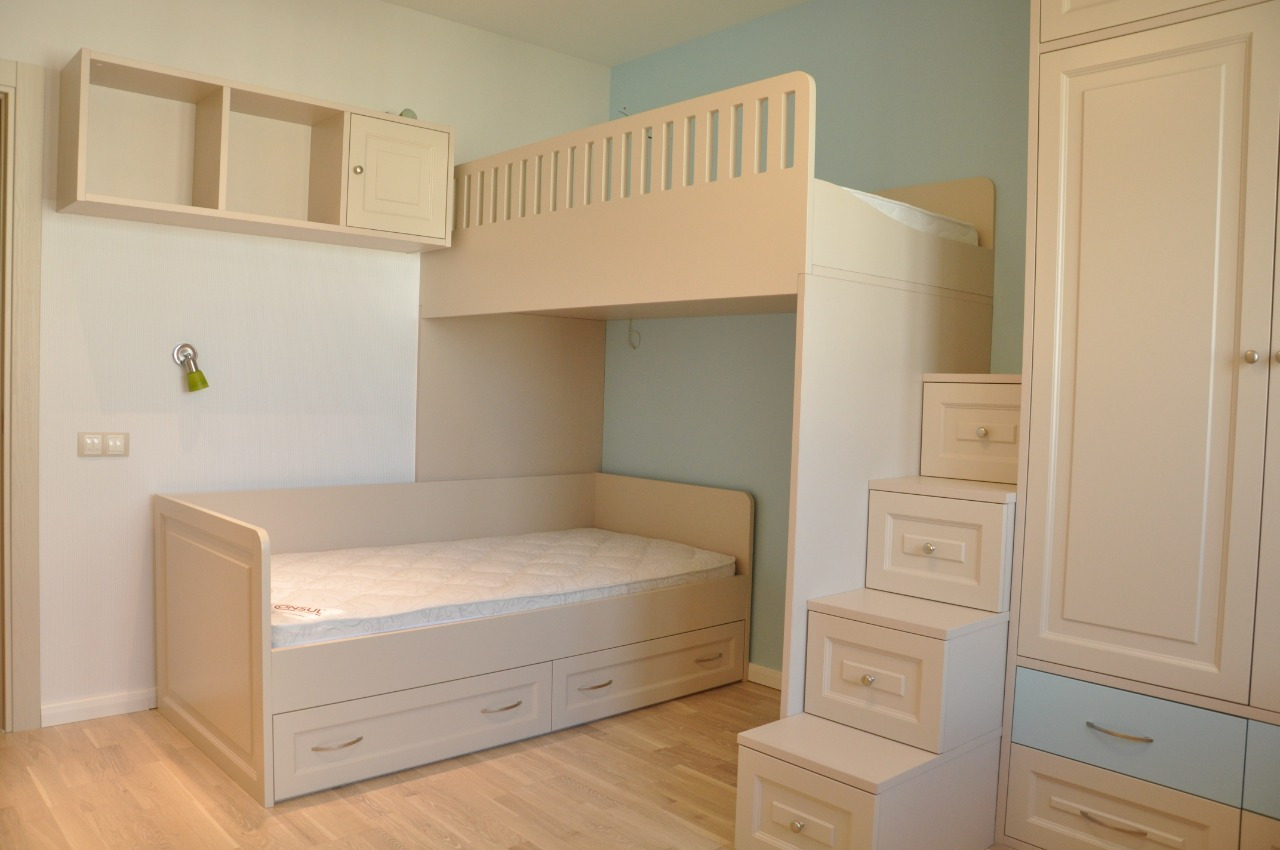 детская с двухуровневыми кроватями