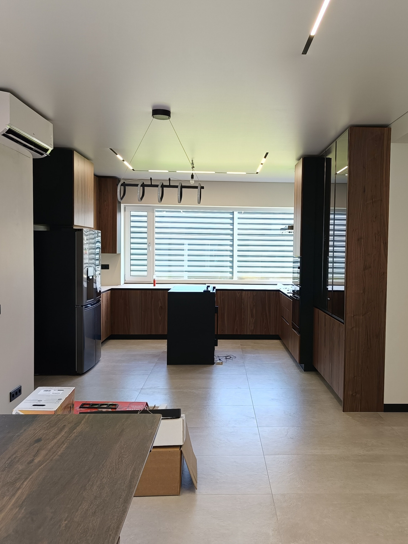 кухня с островом винным шкафом