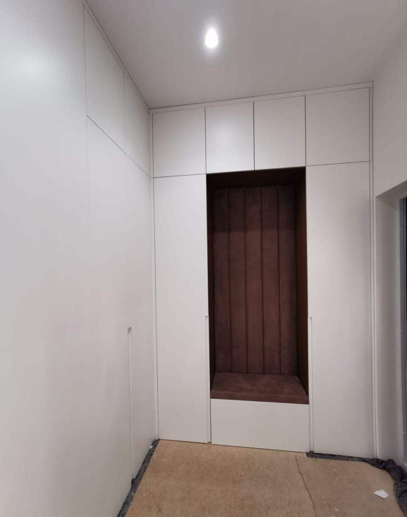 белая прихожая с коричневым