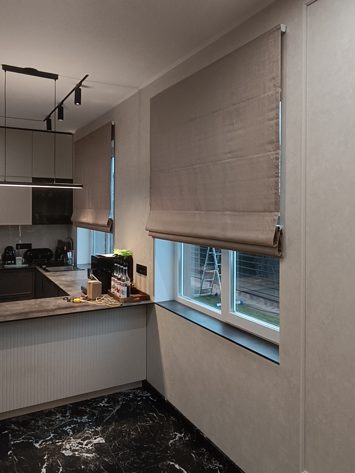 римские шторы в кухню