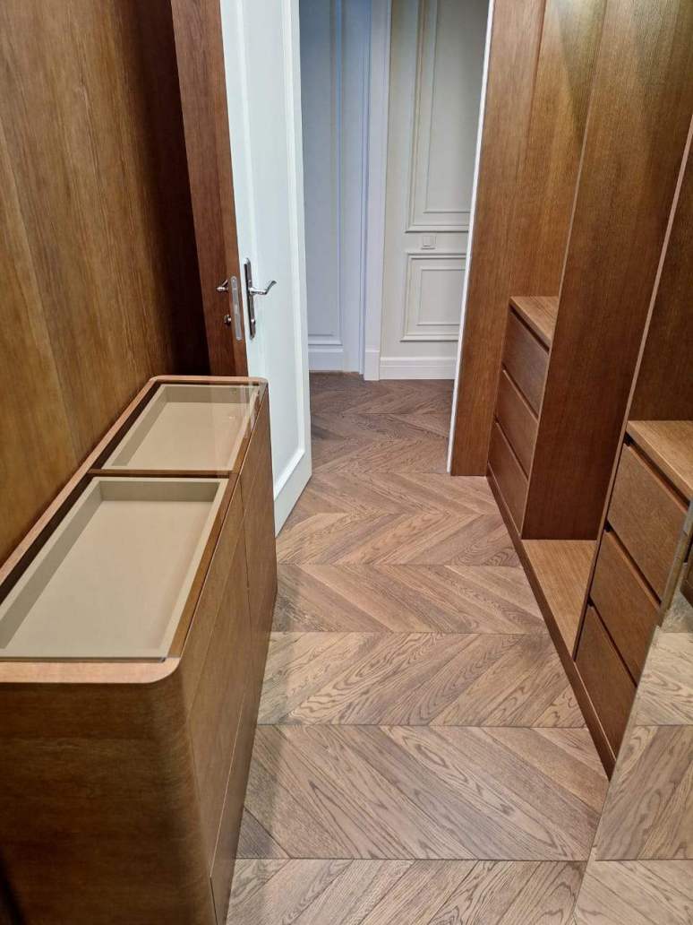 Гардеробная со стеклянным столом для галстуков